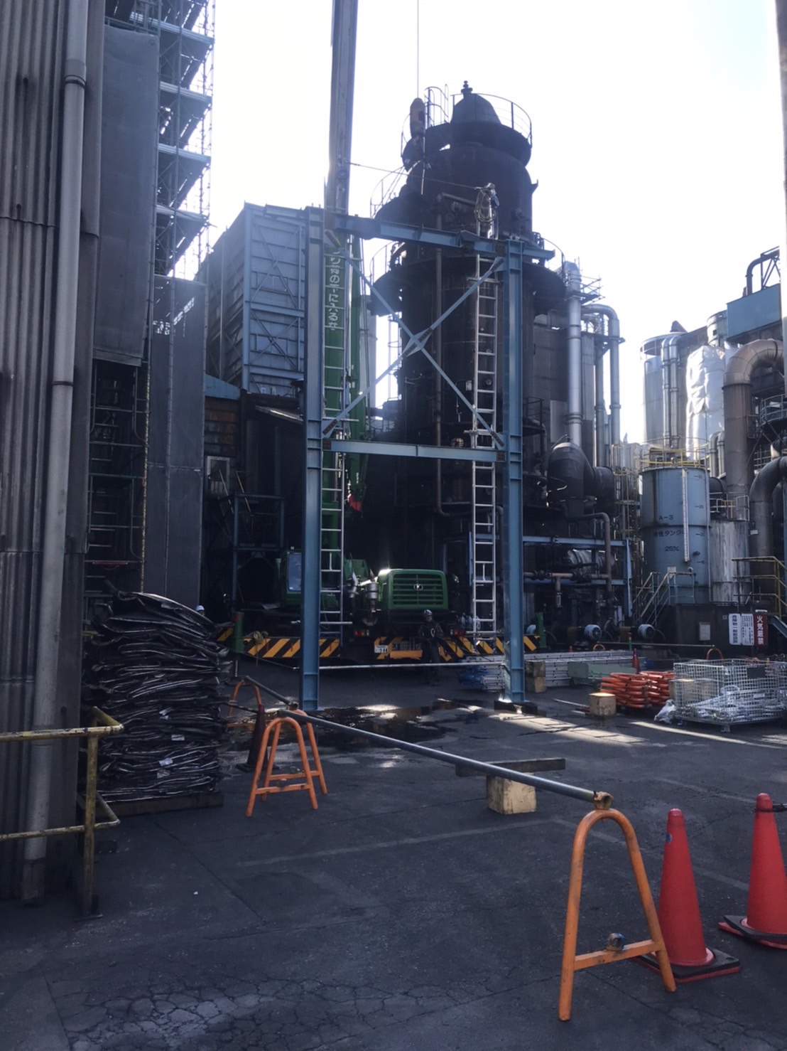 既設プラント内の鉄骨施工