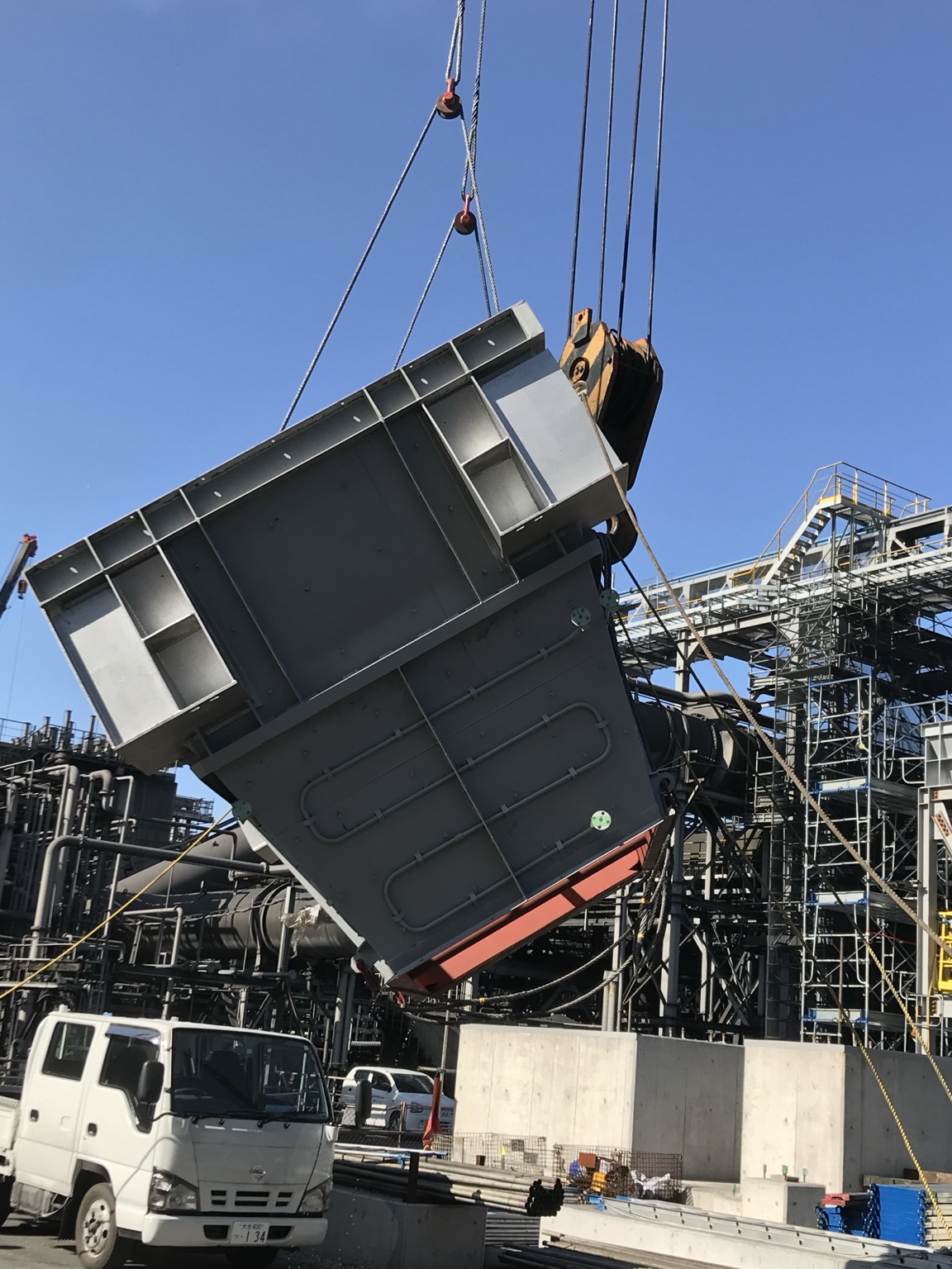大型設備の搬入・揚重の施工写真